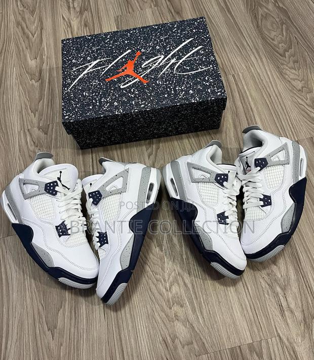 Air Jordan Retro 4 Midnight Navy · Photo 1