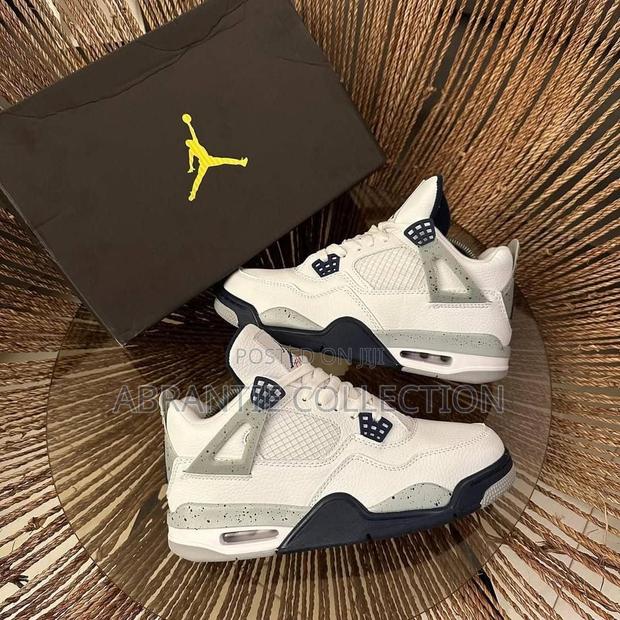 Air Jordan Retro 4 Midnight Navy · Photo 2