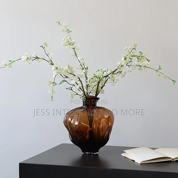 Flower Vase (Amber) · Photo 1