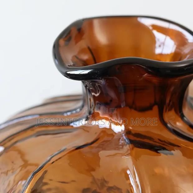 Flower Vase (Amber) · Photo 2