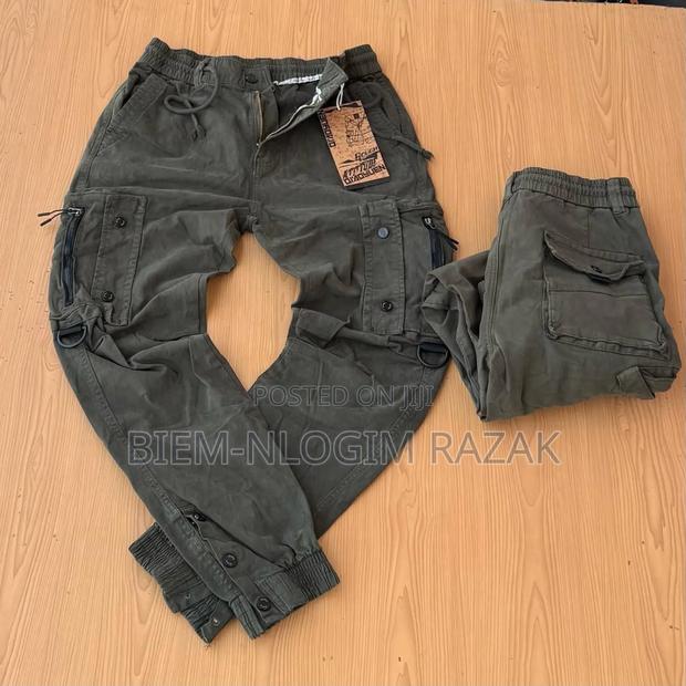 Original Plain Cargo Pants Available in Stock · Photo 3