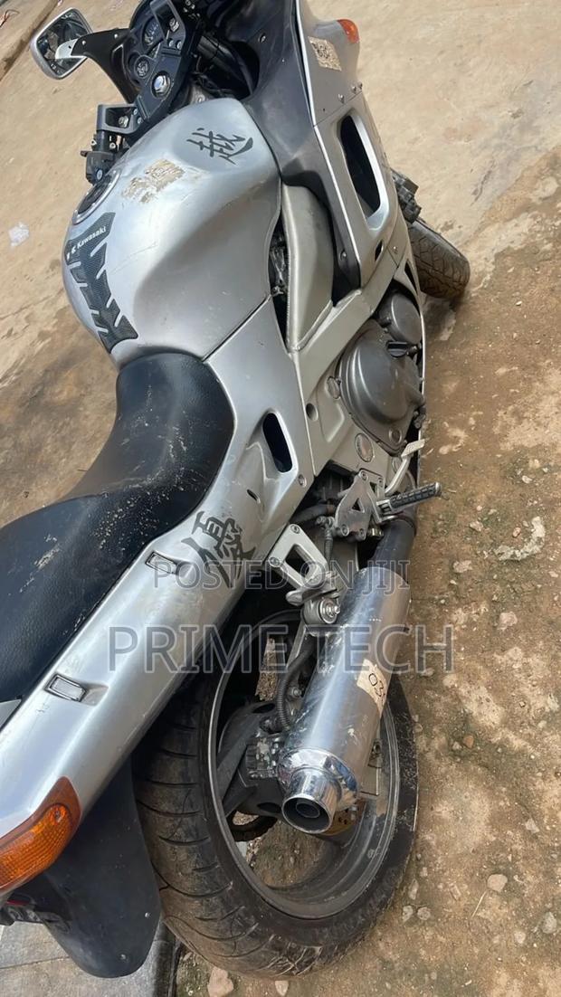 Kawasaki 1998 Silver · Photo 3