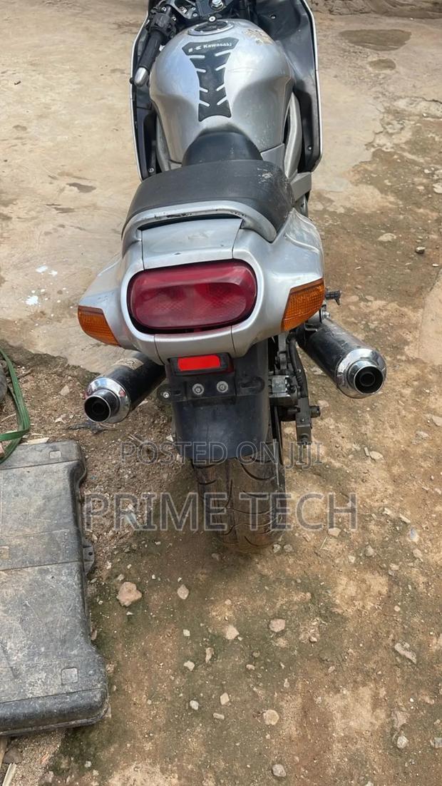 Kawasaki 1998 Silver · Photo 4