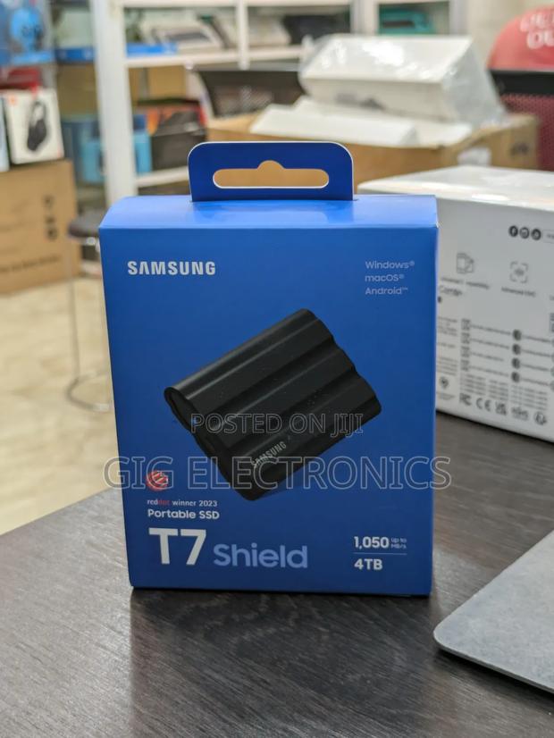 Samsung 4tb T7 Shield Portable SSD (Black) · Photo 1