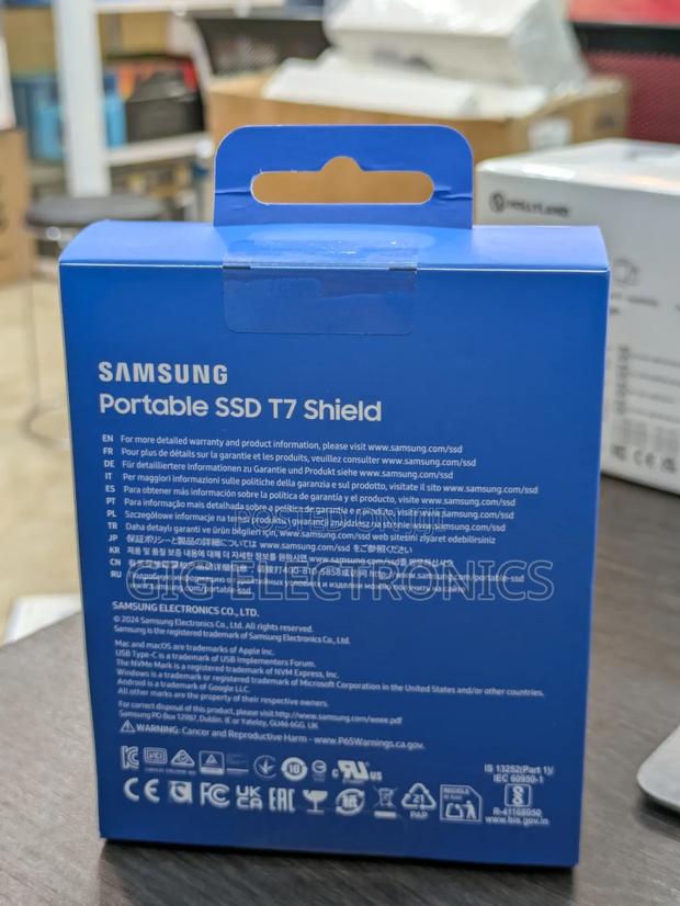 Samsung 4tb T7 Shield Portable SSD (Black) · Photo 3
