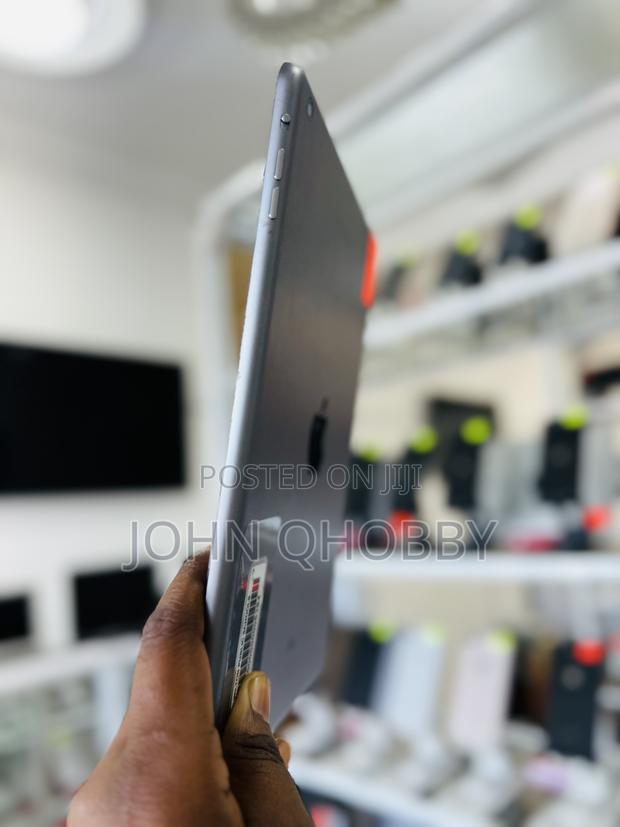 Apple iPad Air 16 GB Gray · Photo 7