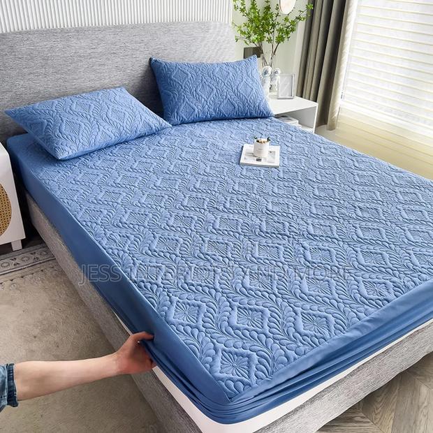 Waterproof Mattress Cover(King Size) · Photo 1