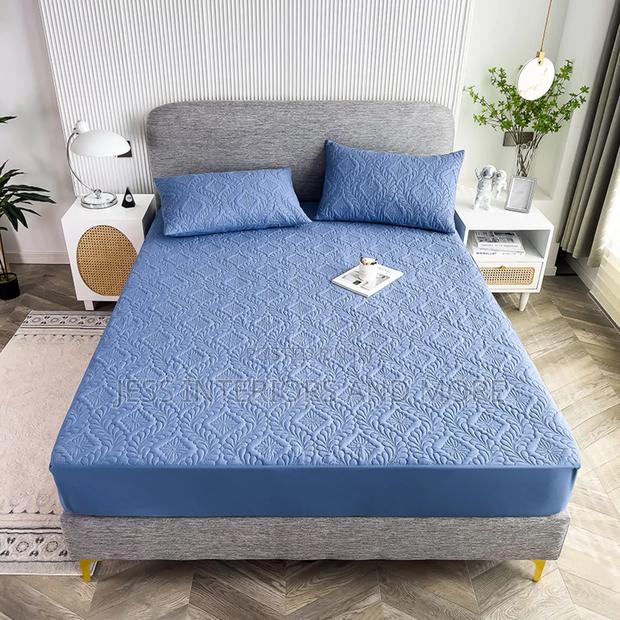 Waterproof Mattress Cover(King Size) · Photo 2