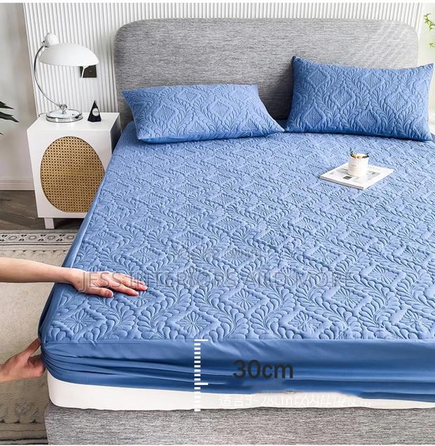 Waterproof Mattress Cover(King Size) · Photo 3