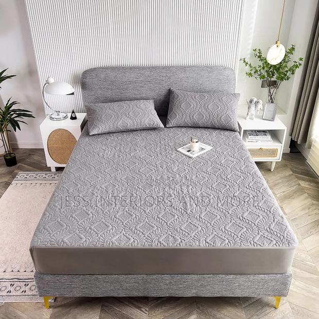 Waterproof Mattress Protector (Grey)King Size · Photo 1