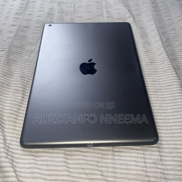 Apple iPad 10.2 (2020) Wi-Fi 32 GB Gray · Photo 2