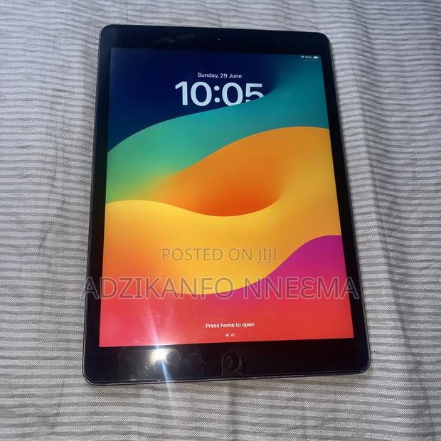 Apple iPad 10.2 (2020) Wi-Fi 32 GB Gray · Photo 3