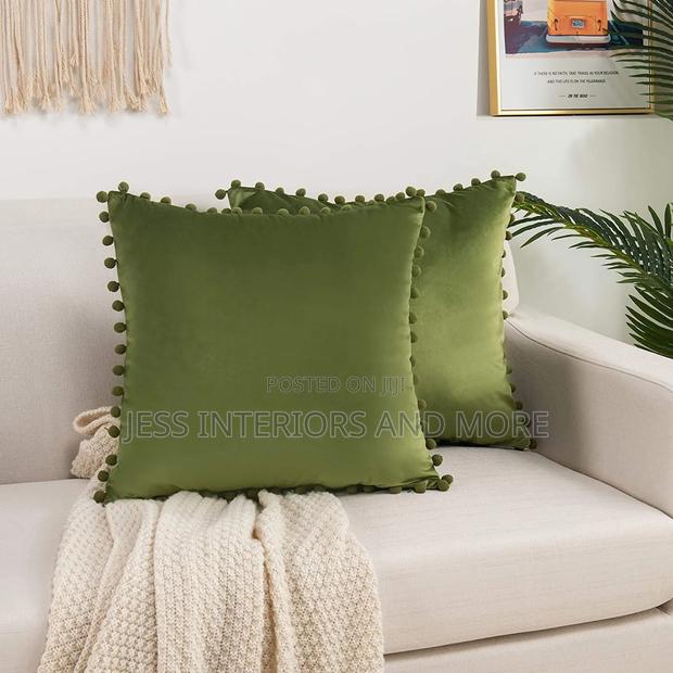 Throw Pillow (Green) · Photo 1