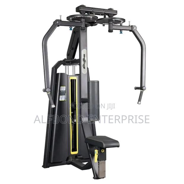 Commercial Pec Fly Machine · Photo 1