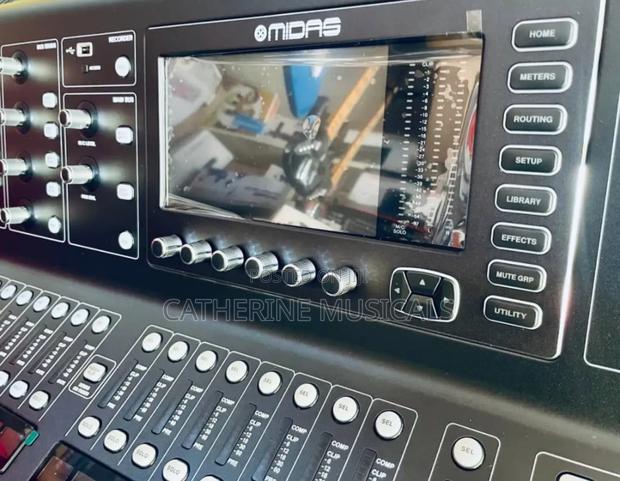 Midas M32 Live Mixer · Photo 1