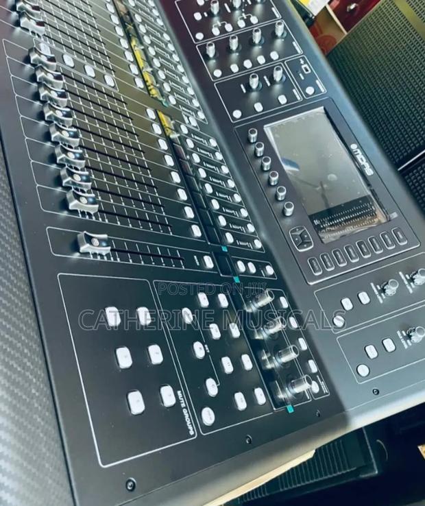 Midas M32 Live Mixer · Photo 2