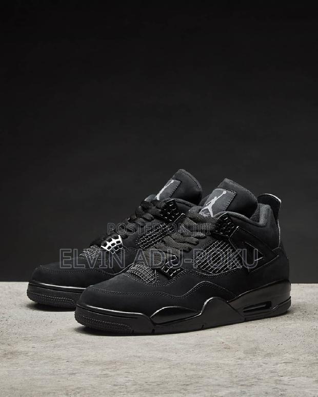 Air Jordan Retro 4 Triple Black · Photo 2