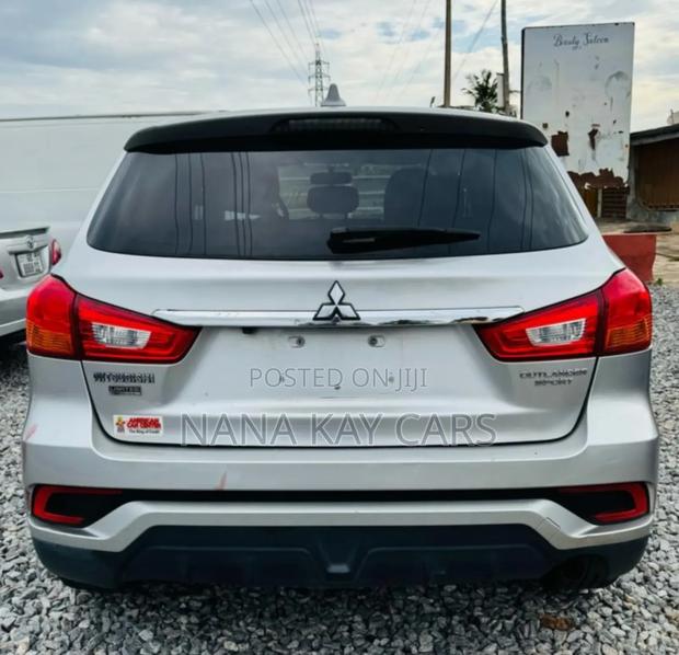 Mitsubishi Outlander SE FWD 2018 Silver · Photo 2
