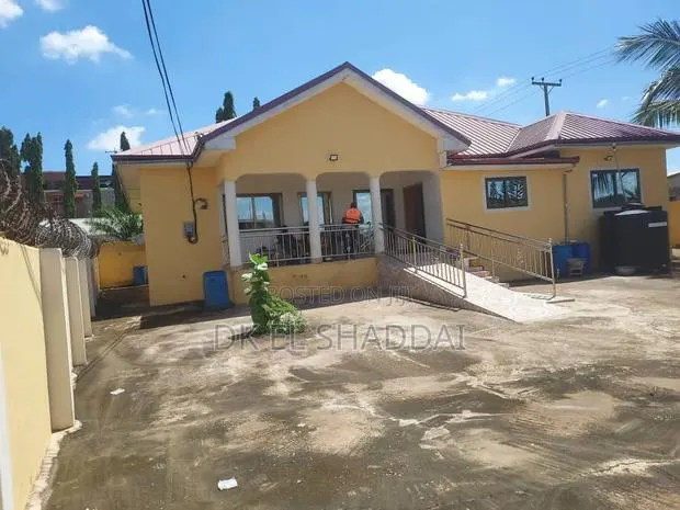 4bdrm House in Pokuase for sale · Photo 1