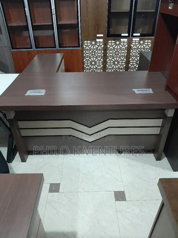 Executive Office Table With White Design · Photo 1