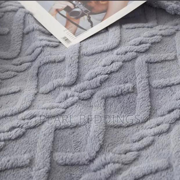 Premium Luxurious Quality Stripped Throw Blanket Available · Photo 2