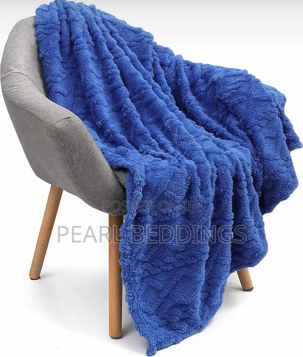 Premium Luxurious Quality Stripped Throw Blanket Available · Photo 6