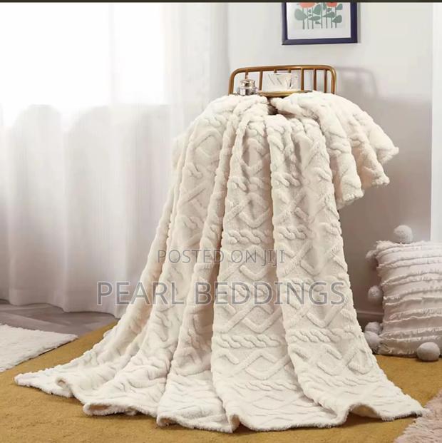 Premium Luxurious Quality Stripped Throw Blanket Available · Photo 3