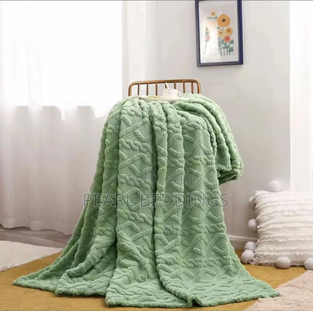 Premium Luxurious Quality Stripped Throw Blanket Available · Photo 7