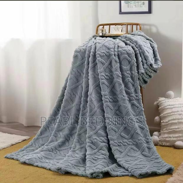 Premium Luxurious Quality Stripped Throw Blanket Available · Photo 8