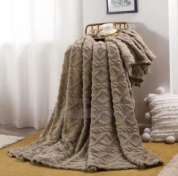 Premium Luxurious Quality Stripped Throw Blanket Available · Photo 5