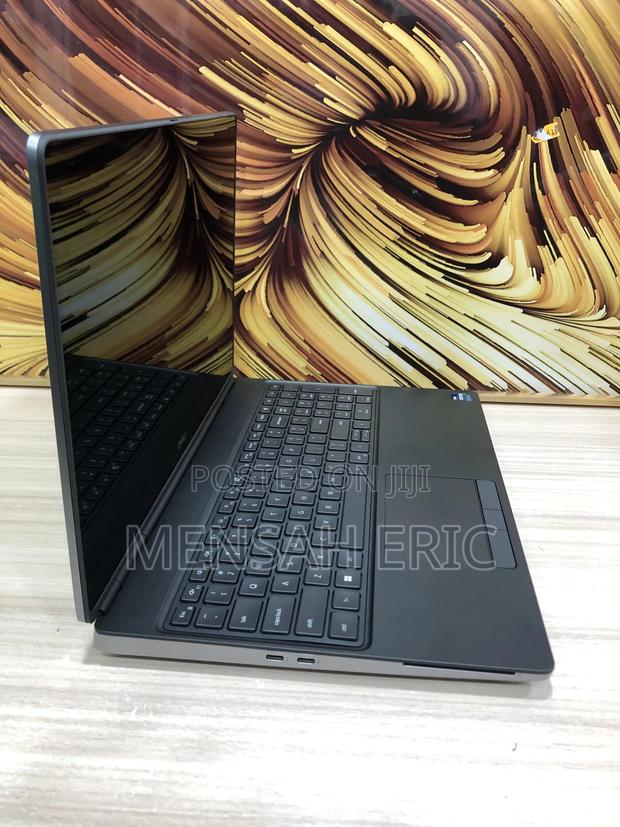 Laptop Dell Precision 7560 32GB Intel Xeon SSD 256GB · Photo 6