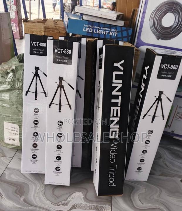 Heavy Duty VCT 880 Camera Tripod · Photo 1