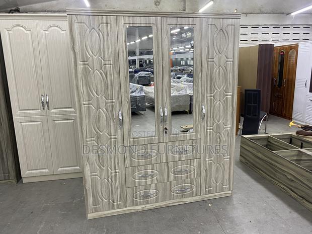 4 in 1 Wardrobe With a Mirror · Photo 1