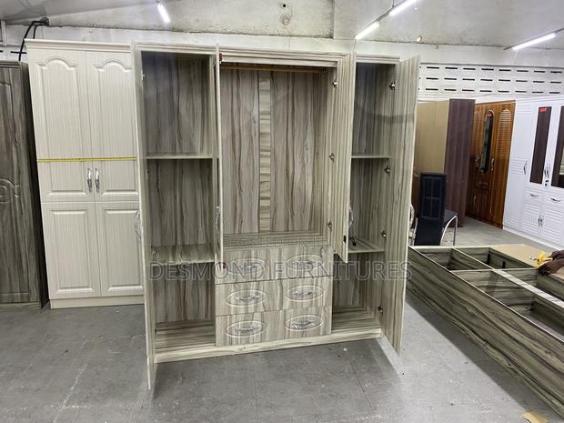 4 in 1 Wardrobe With a Mirror · Photo 2