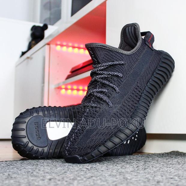 Adidas Yeezy Boost 350 V2 “Static Black” · Photo 1