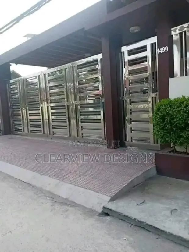 Elegant Stainless Steel Gate · Photo 1