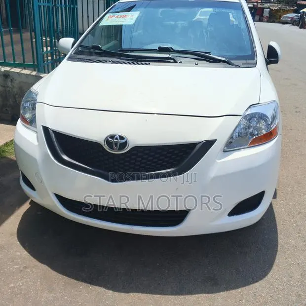 Toyota Yaris 2012 White · Photo 1