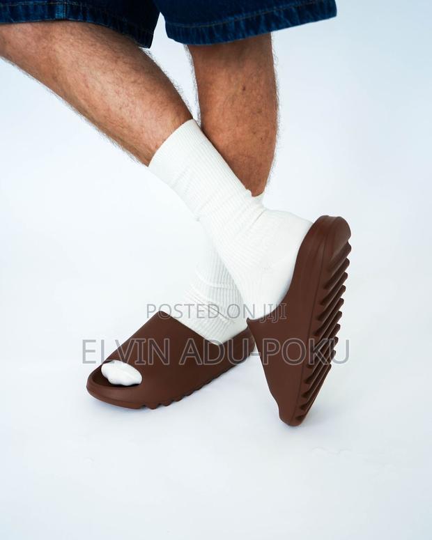 Adidas Yeezy “Flax” Slides. · Photo 2