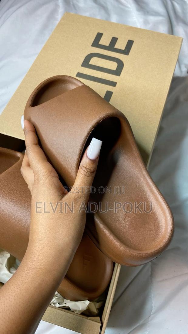 Adidas Yeezy “Flax” Slides. · Photo 1
