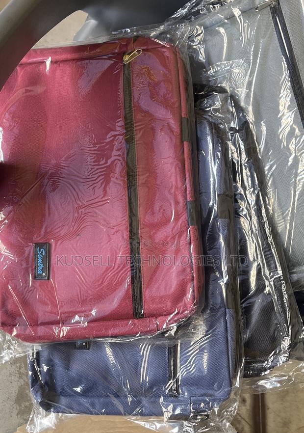 14” Inches Sleek Laptop Bag · Photo 1