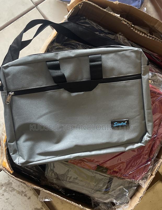 14” Inches Sleek Laptop Bag · Photo 5
