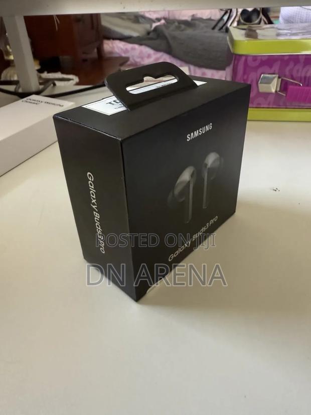 Samsung Galaxy Buds 3 Pro Noise Canceling Blade Lights · Photo 5