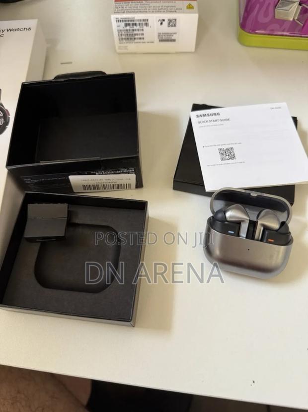 Samsung Galaxy Buds 3 Pro Noise Canceling Blade Lights · Photo 6