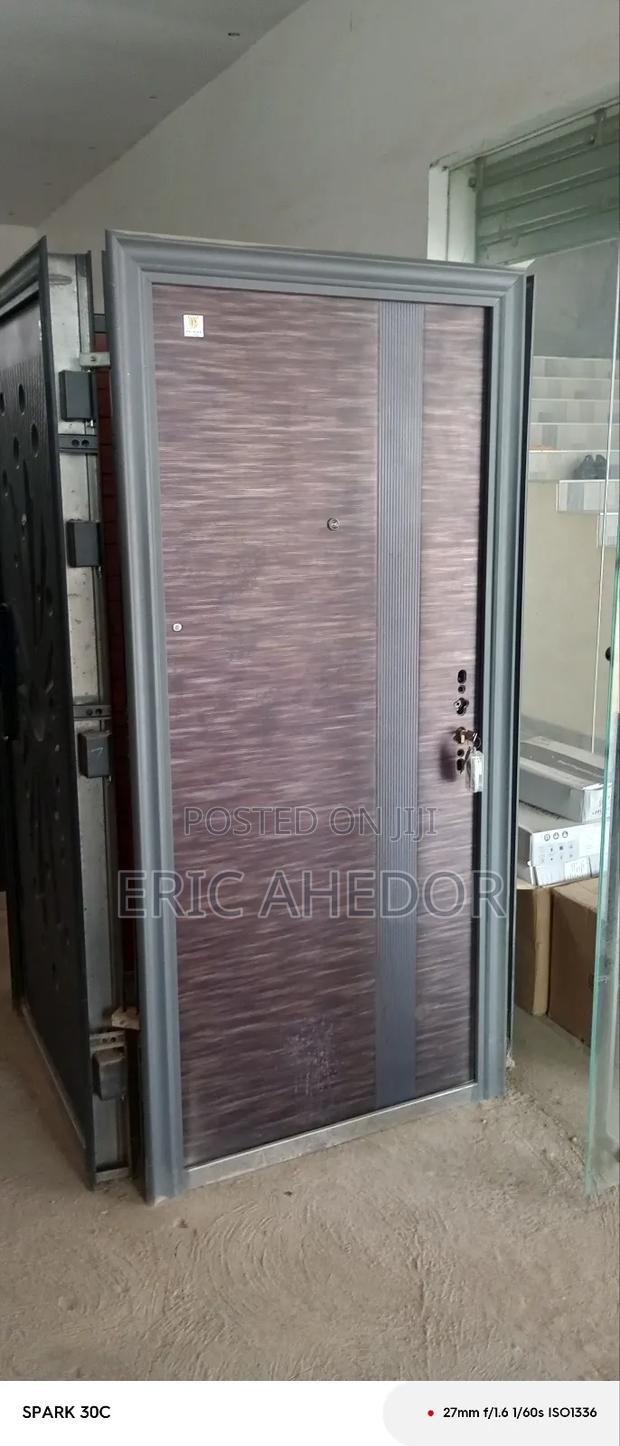 Smooth Paladin Single One and Half Available Door + Handle · Photo 1
