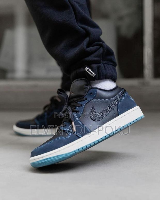 Air Jordan 1 Midnight Navy “Low” · Photo 2