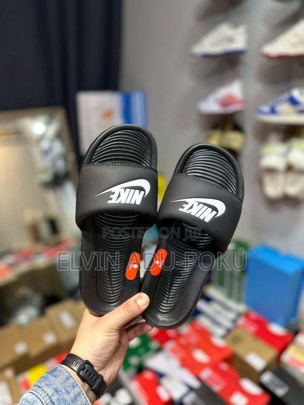 Nike Flip Flop “B/W” Slides. · Photo 1