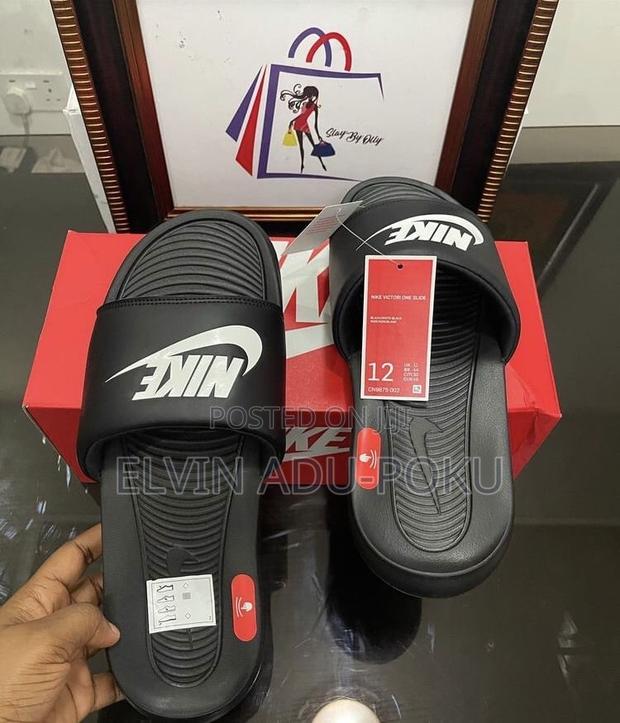 Nike Flip Flop “B/W” Slides. · Photo 2
