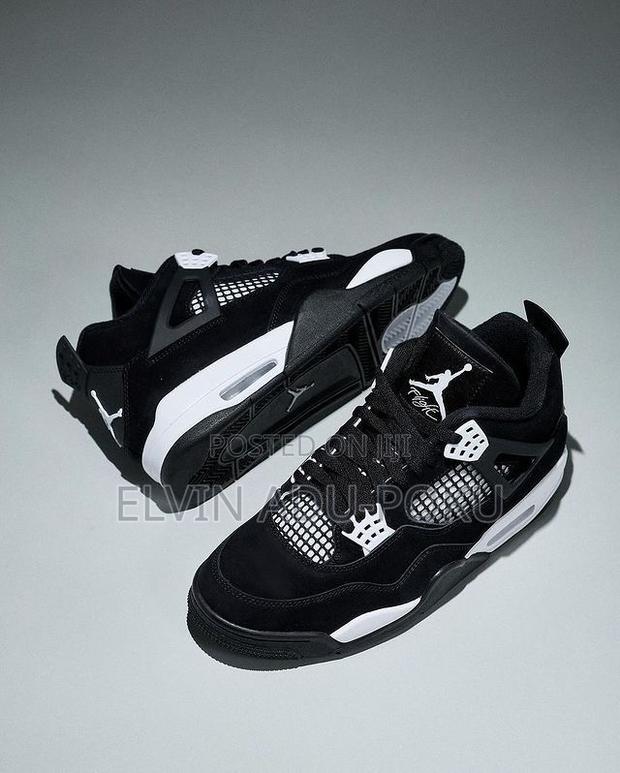 Air Jordan 4 "White Thunder" · Photo 2