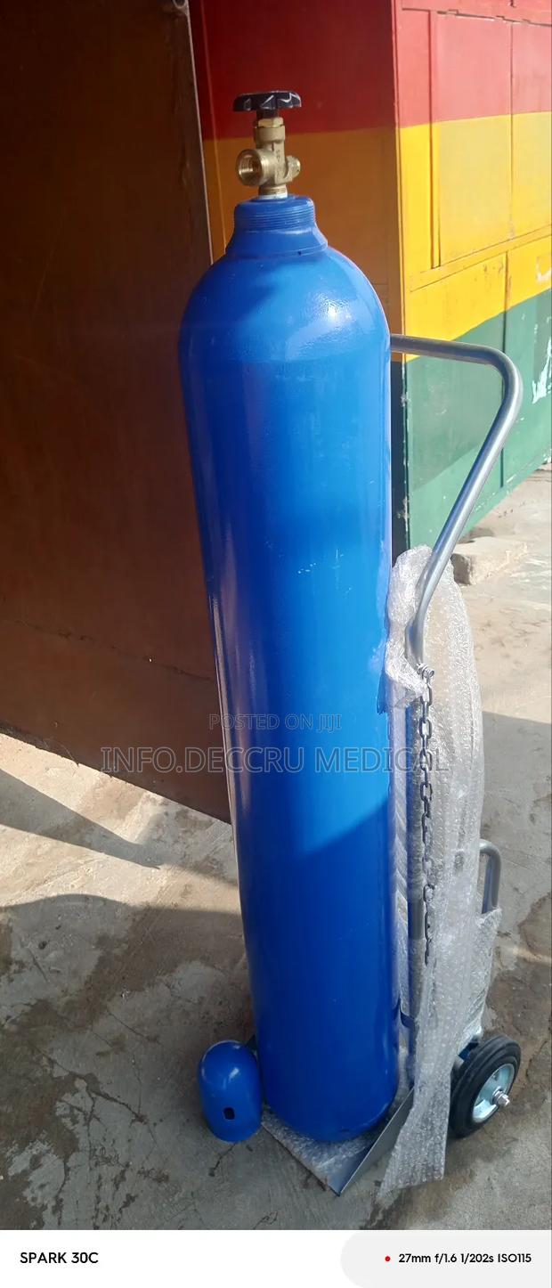 Oxygen Cylinder 40.5l With Trolley and Flowmeter · Photo 1