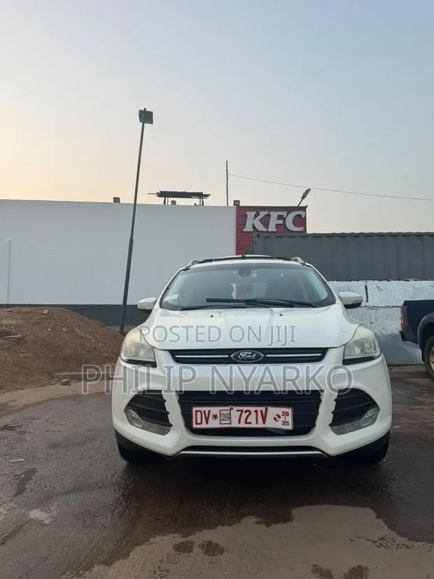 Ford Escape Titanium 4dr SUV AWD (1.6L 4cyl Turbo 6A) 2015 White · Photo 1